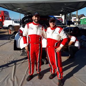 o piloto Luiz Facco e o navegador Francis Herrero posam para foto no Rally de Erechim