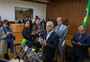 O governador de São Paulo, Márcio França, falando com vários microfones à sua volta após reunião com caminhoneiros no Palácio dos Bandeirantes