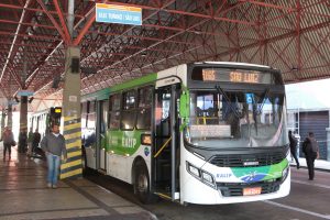 Um ônibus de Barueri visto da diagonal frontal direita e parado em um terminal