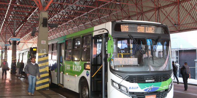 Um ônibus de Barueri visto da diagonal frontal direita e parado em um terminal