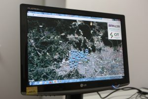 monitor de computador exibe uma imagem de satélite de Barueri com ícones indicando os locais exatos das câmeras disponíveis para consulta