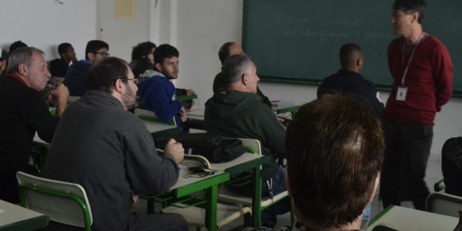 alunos de diversas idades acompanham o curso de gestão ambiental de Barueri