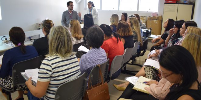funcionárias dos maternais de Barueri acompanhando palestra de pneumologista