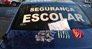 porções de maconha e cocaína dispostos sobre o tampo do porta-malas de uma viatura de segurança escolar da Guarda Civil Municipal de Barueri