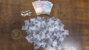 cédulas de reais, saquinhos de maconha e de crack dispostos sobre uma mesa após apreensão realizada pela Guarda Civil Municipal de Barueri