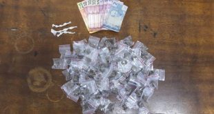 cédulas de reais, saquinhos de maconha e de crack dispostos sobre uma mesa após apreensão realizada pela Guarda Civil Municipal de Barueri