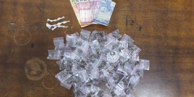 cédulas de reais, saquinhos de maconha e de crack dispostos sobre uma mesa após apreensão realizada pela Guarda Civil Municipal de Barueri
