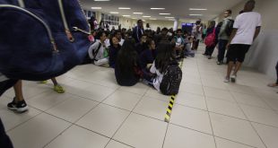 alunos de uma escola de Barueri sentados ou circulado pelos corredores enquanto conversam