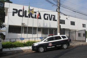 vista de uma delegacia da Polícia Cvii em Barueiri com uma viatura modelo Chevrolet Soin estacionada em frente