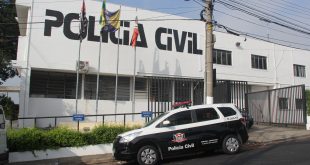vista de uma delegacia da Polícia Cvii em Barueiri com uma viatura modelo Chevrolet Soin estacionada em frente