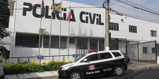 vista de uma delegacia da Polícia Cvii em Barueiri com uma viatura modelo Chevrolet Soin estacionada em frente