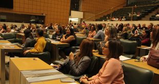 mulheres sentadas na plenária da assembleia legislativa de são paulo