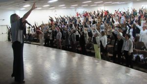 enfermeiros participam de atividade em uma auditório