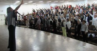 enfermeiros participam de atividade em uma auditório