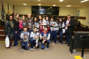 alunos do Colégio Adventista de Cotia posam para foto no interior da Câmara de Itapevi