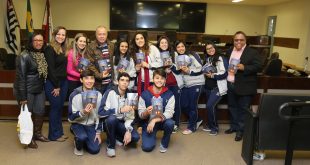 alunos do Colégio Adventista de Cotia posam para foto no interior da Câmara de Itapevi