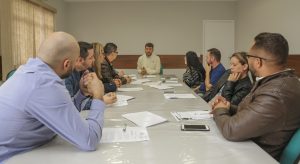 vereadores de Itapevi e comerciantes sentados em volta de uma mesa