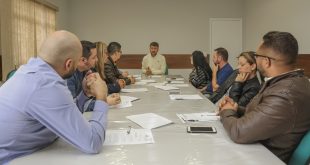 vereadores de Itapevi e comerciantes sentados em volta de uma mesa