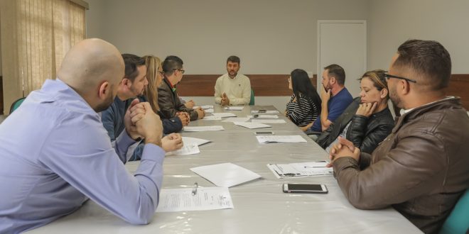 vereadores de Itapevi e comerciantes sentados em volta de uma mesa