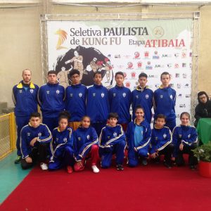 integrantes da equipe de kung fu de barueri posam para foto
