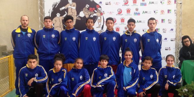 integrantes da equipe de kung fu de barueri posam para foto