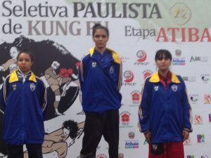 integrantes da equipe de kung fu de barueri posam para foto