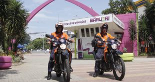 dois agentes da defesa civil de Barueri em suas motos