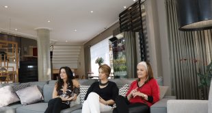 Val Justo, que apresentará novo programa feminino do Alpha Channel, posa com outras duas mulheres sentadas num sofá