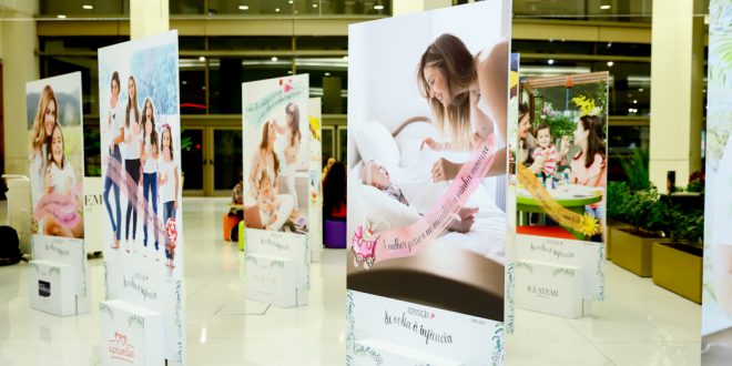 esposição com fotos de mães com filhos e filhas