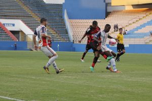 dois times masculinos disputam uma partida de futebol em Barueri