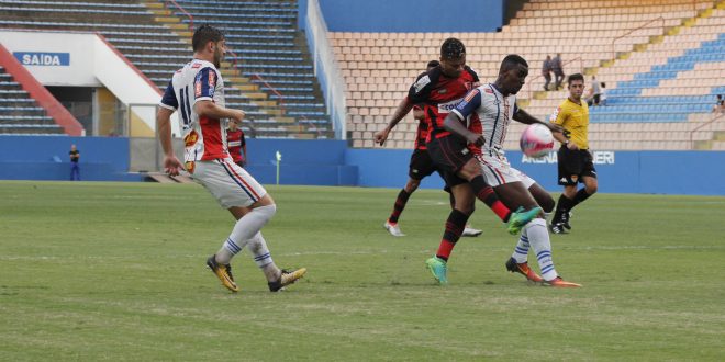 dois times masculinos disputam uma partida de futebol em Barueri