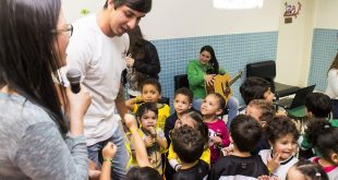 Guilherme Almeida conversa com alunos de Barueri