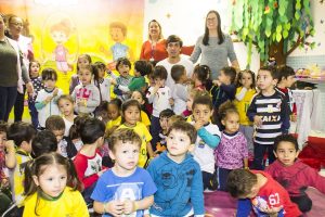Guilherme Almeida posa com alunos e professores de Barueri