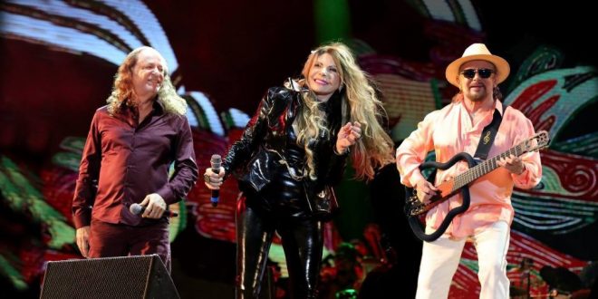 Alceu Valença, Elba Ramalho e Geraldo Azevero se apresentando juntos em um palco