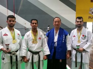 Ruy Koike ao lado de três katarekas  com quimonos brancos