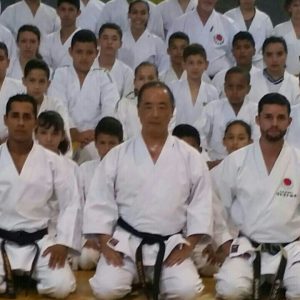 Ruy Koike com dezena de outros karatekas, todos de kimono branco