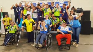 atletas paralímpicos da SDPD exibindo medalhas conquistadas nos Jogos Adaptados e Paradesportivos de Itapevi