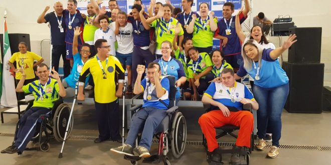 atletas paralímpicos da SDPD exibindo medalhas conquistadas nos Jogos Adaptados e Paradesportivos de Itapevi
