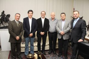 Claudio Piteri alinhado a outras pessoas no local do debate