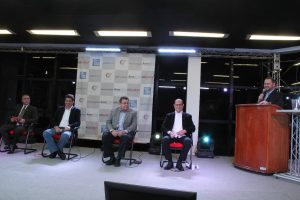 Claudio Piteri, demais candidatos e mediador no palco do debate