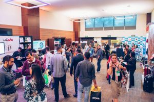 participantes circulam por corredor durante a Brazil Promotion Day