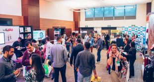 participantes circulam por corredor durante a Brazil Promotion Day