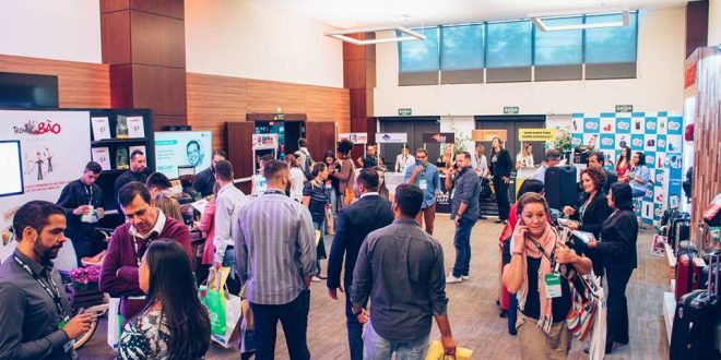 participantes circulam por corredor durante a Brazil Promotion Day