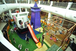 Instalação com brinquedos no pátio de um shopping