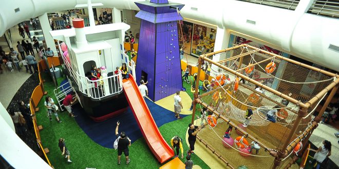 Instalação com brinquedos no pátio de um shopping