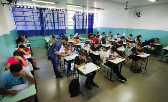 estudantes numa sala de aula prestando o vestibulinho da ETEC