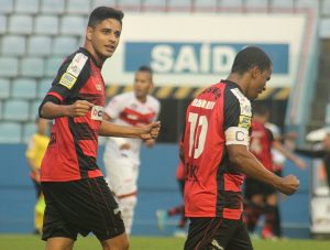 dois jogadores do Oeste Barueri comemoram durante partida contra o Vila Nova pela série B