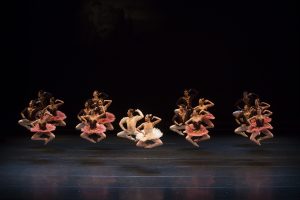 atores e atrizes numa performance de dança