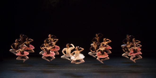 atores e atrizes numa performance de dança