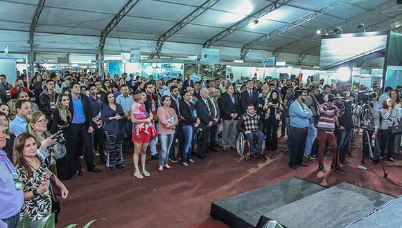 participantes reunidos na Feira de Negócios e Emprego de Santana de Parnaíba